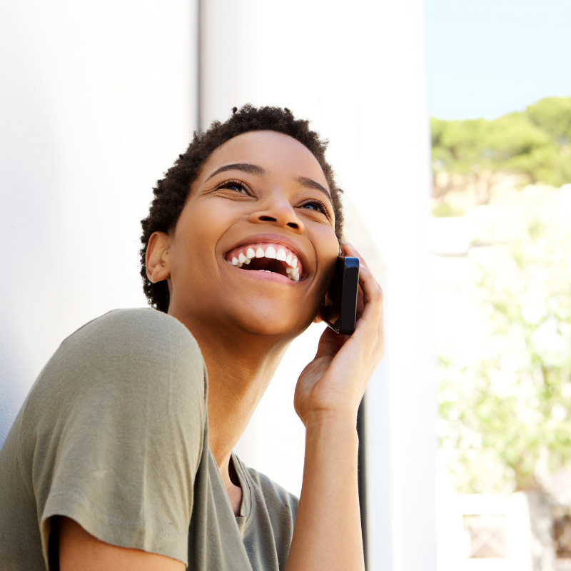 lady_speaking_French-on_phone