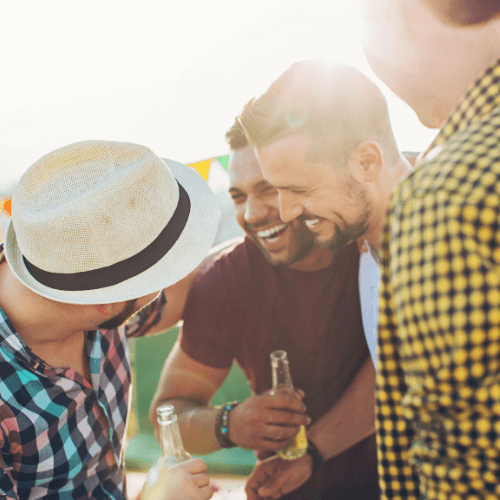 men_chatting_in_French_and_drinking_beer