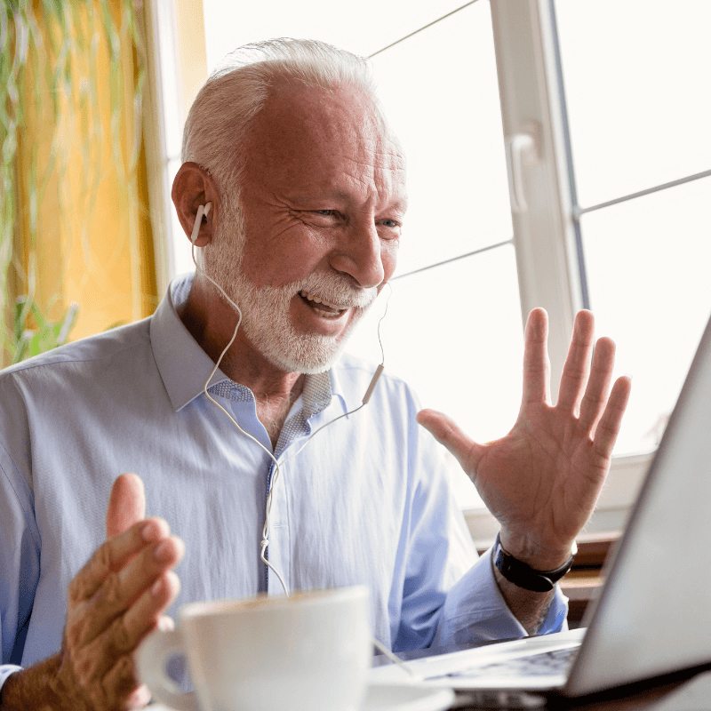 man with beard chatting in French online