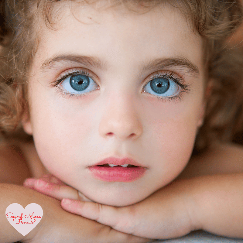 4 Close-up of a young child with striking sky-blue eyes, illustrating how to describe eye colour using different shades of blue in French.