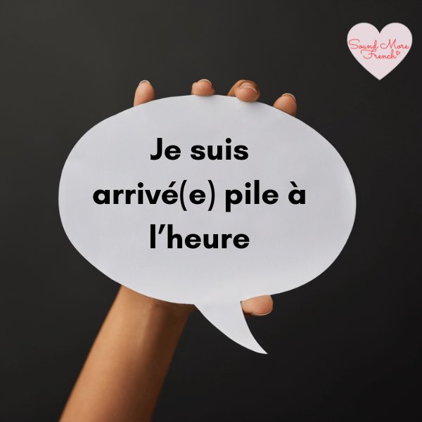 je_suis_arrive(e)_pile_a_l’heure_text_in_speech_bubble_held_by_hand