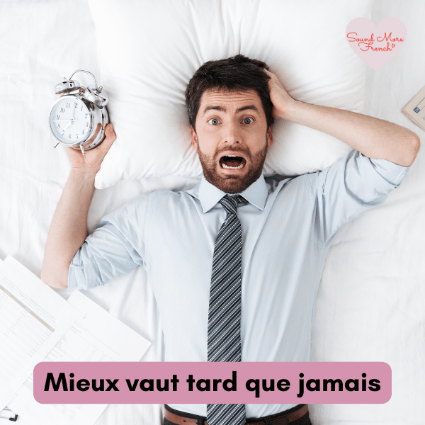 man_lying_on_bed_holding_alarm_clock_with_caption_mieux_vaut_tard_que_jamais