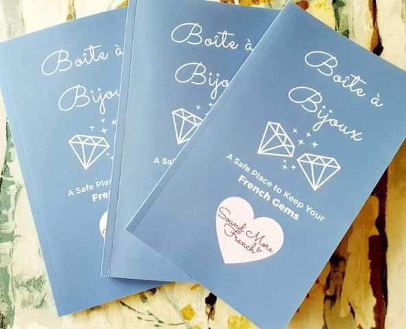 three_boite_a_bijoux_notebooks_laid_out_on_table