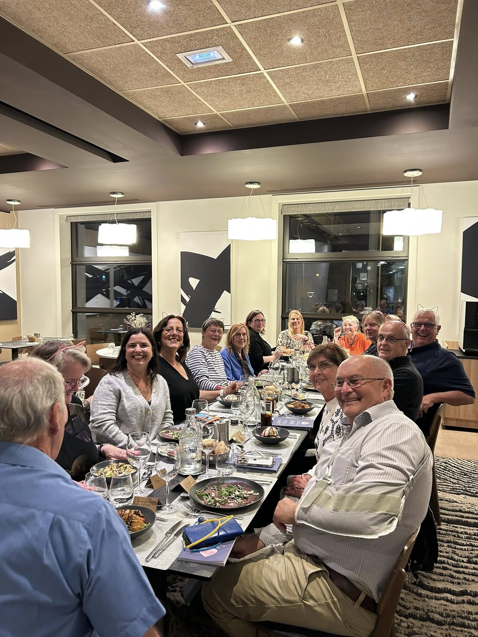 doda The_Café_Cats_in_Paris_enjoying_a_three-course_group_dinner_at_the_Novotel_hotel_in_Paris_with_gifts_and_laughter_around_the_table