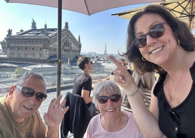 Café_Cats_in_Paris_enjoying_lunch_on_the_rooftop_terrace_of_Galeries_Lafayette_with_a_view_of_the_Eiffel_Tower